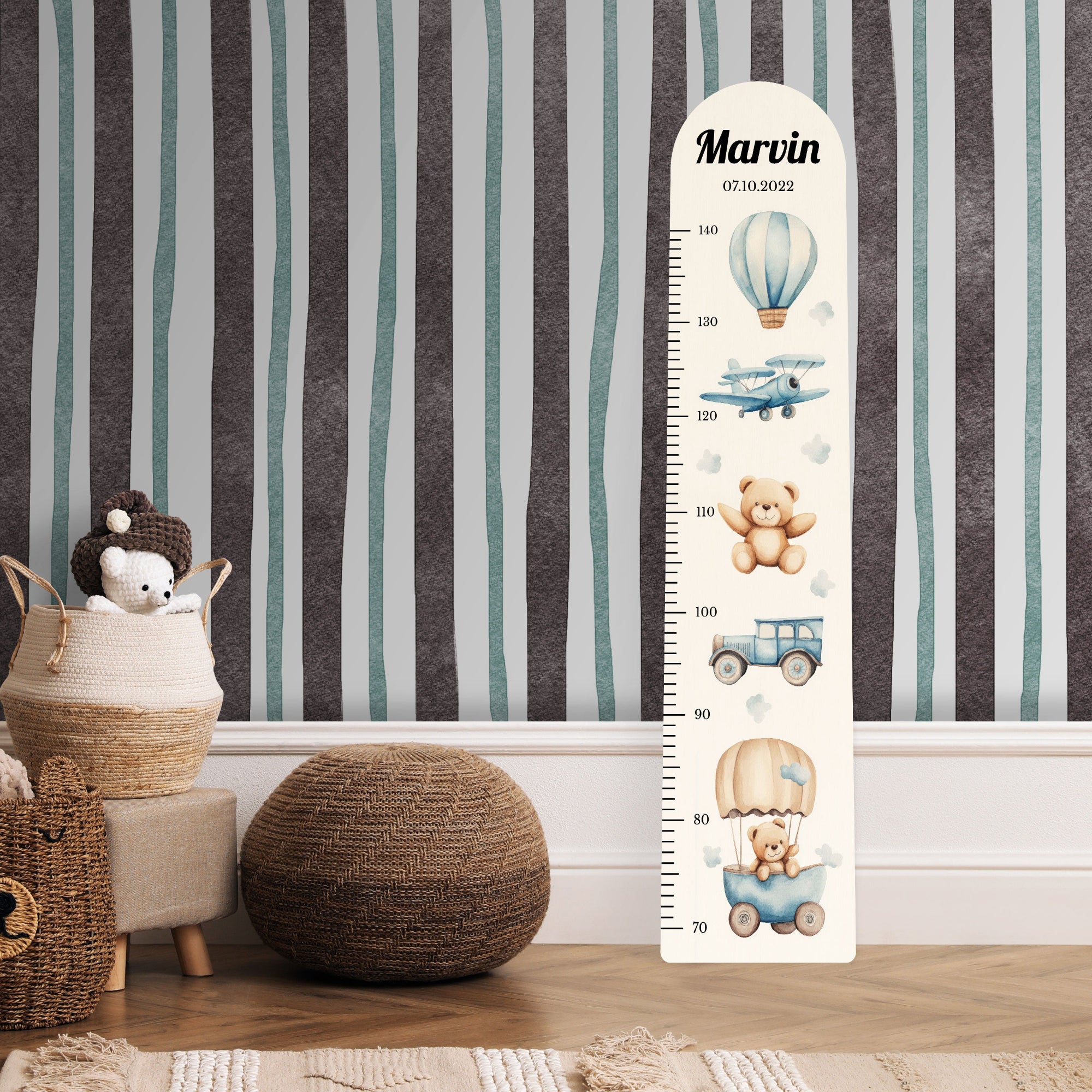 Personalisierte Messlatte aus Holz für Jungen und Mädchen mit Flugzeug, Auto und Teddy Motiv vor einer Kinderzimmerwand. Personalisierte Messlatte aus Holz für Jungen und Mädchen mit Flugzeug, Auto und Teddy Motiv vor einer Kinderzimmerwand.