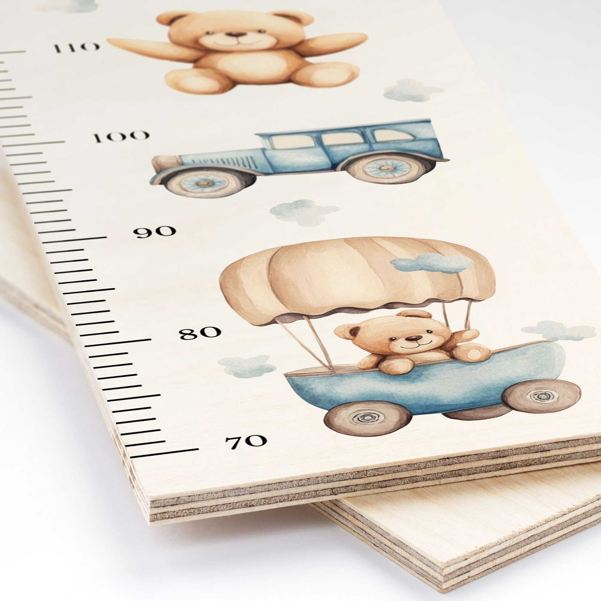 Detailansicht der personalisierten Messlatte aus Holz mit Flugzeug, Auto, Teddy Motiv Detailansicht der personalisierten Messlatte aus Holz mit Flugzeug, Auto, Teddy Motiv