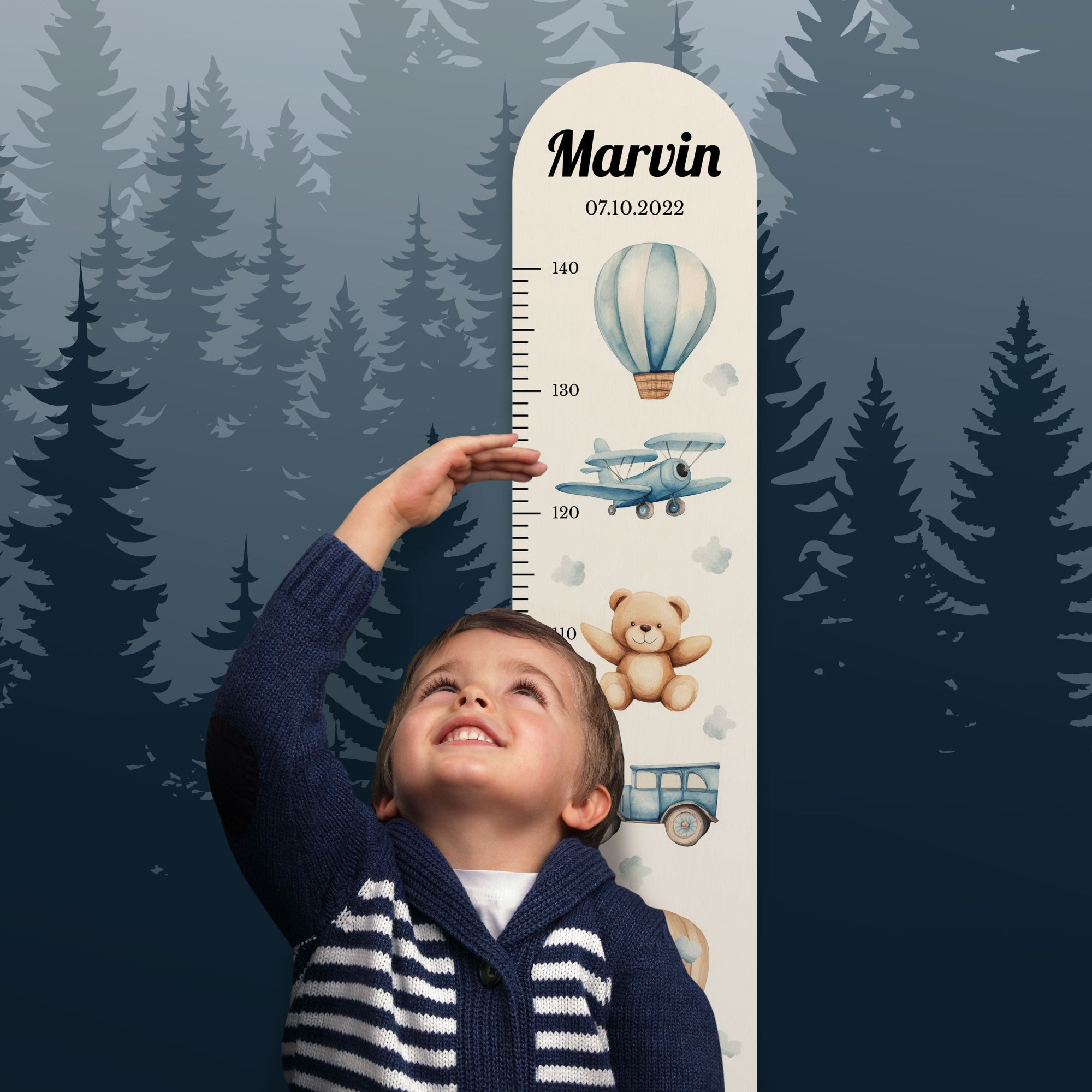 Junge steht vor der personalisierten Messlatte und misst seine Größe. Junge steht vor der personalisierten Messlatte und misst seine Größe.