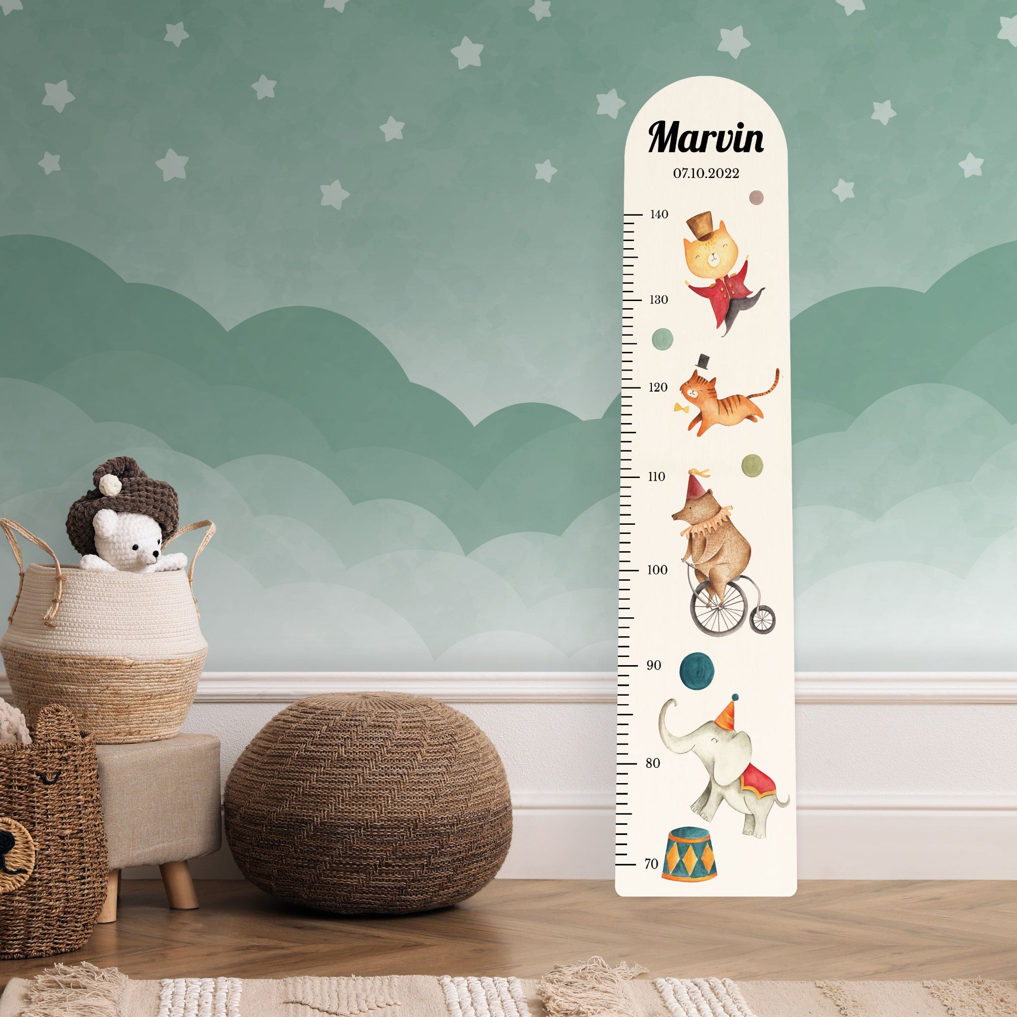 Personalisierte Messlatte aus Holz für Jungen und Mädchen mit Zirkus Motiv und Bär, Elefant und Katze vor einer Kinderzimmerwand. Personalisierte Messlatte aus Holz für Jungen und Mädchen mit Zirkus Motiv und Bär, Elefant und Katze vor einer Kinderzimmerwand.