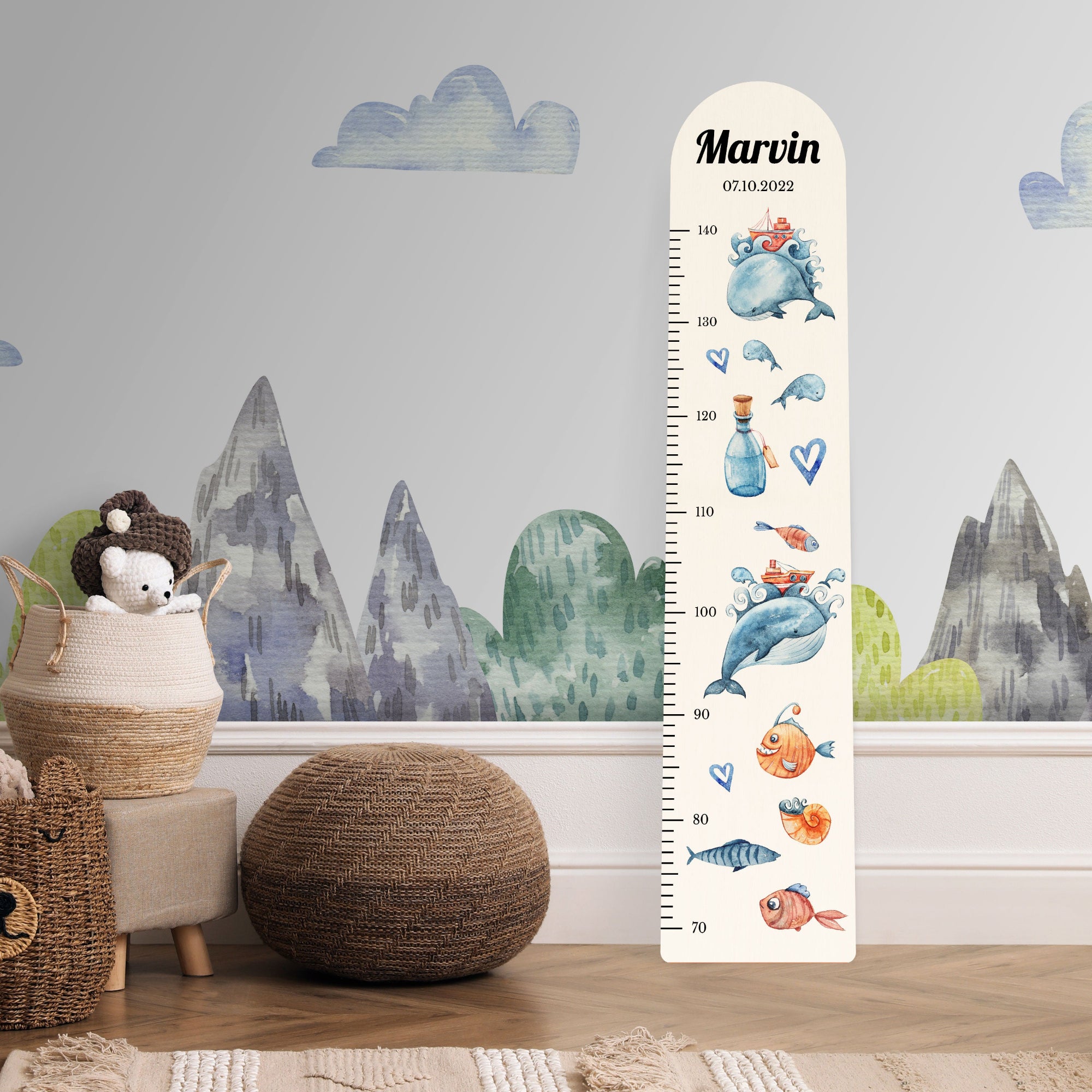 Personalisierte maritime Messlatte aus Holz für Jungen und Mädchen mit Wal, Fischen und Flaschenpost vor einer Kinderzimmerwand. Personalisierte maritime Messlatte aus Holz für Jungen und Mädchen mit Wal, Fischen und Flaschenpost vor einer Kinderzimmerwand.
