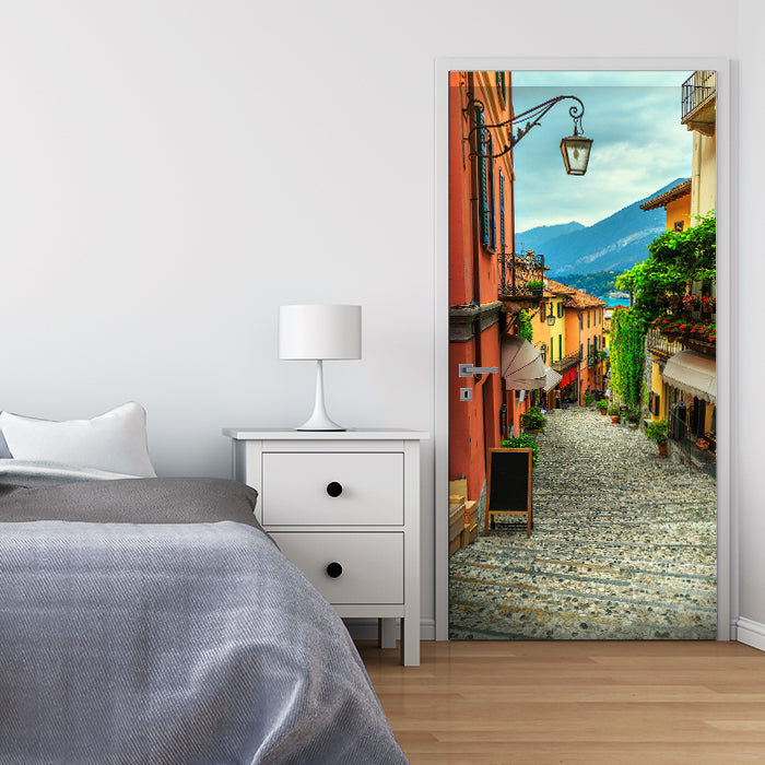 Türtapete Gasse mit Blick auf Berge & See, Italien M1336 - Bild 1 Türtapete Gasse mit Blick auf Berge & See, Italien M1336 - Bild 1