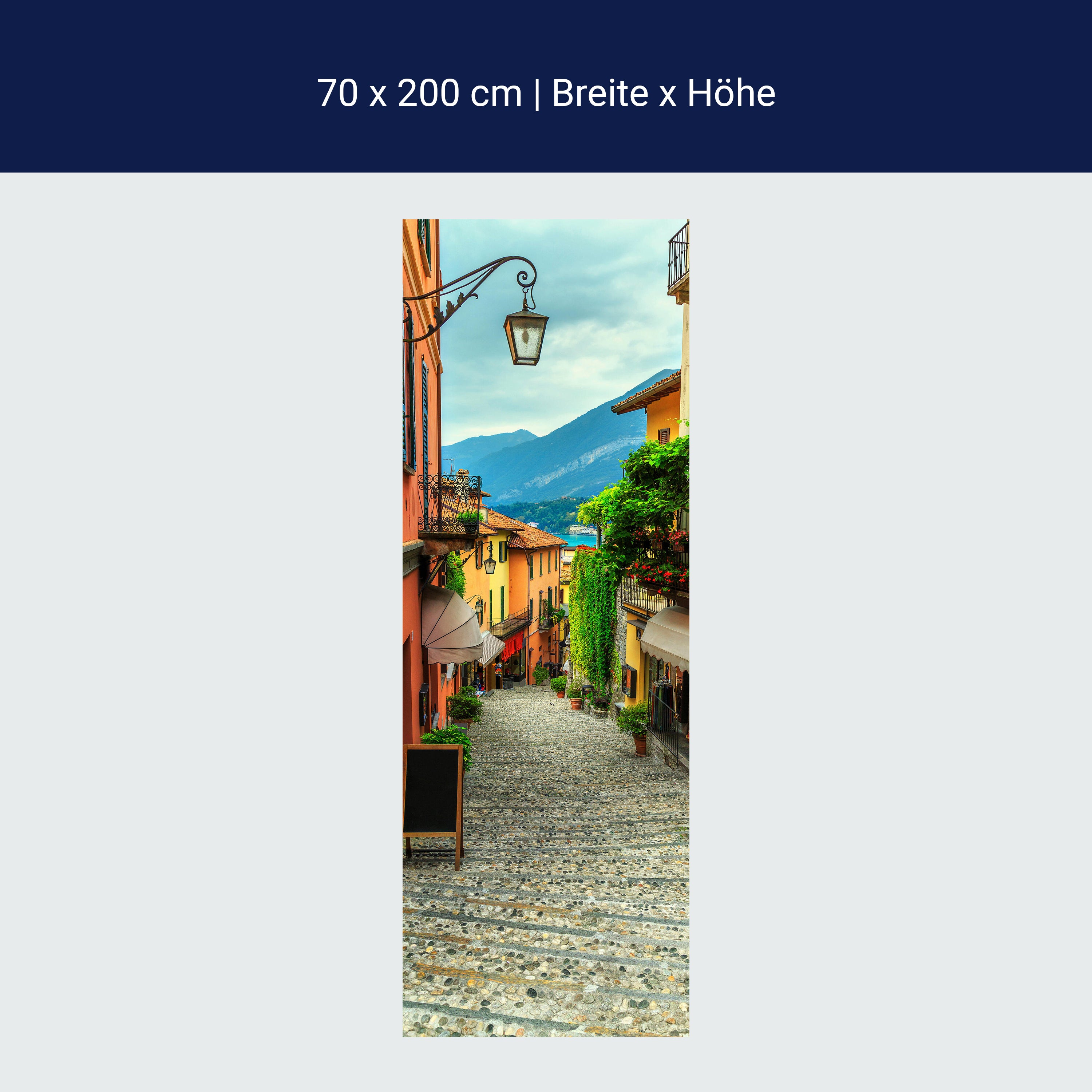 Türtapete Gasse mit Blick auf Berge & See, Italien M1336 Türtapete Gasse mit Blick auf Berge & See, Italien M1336