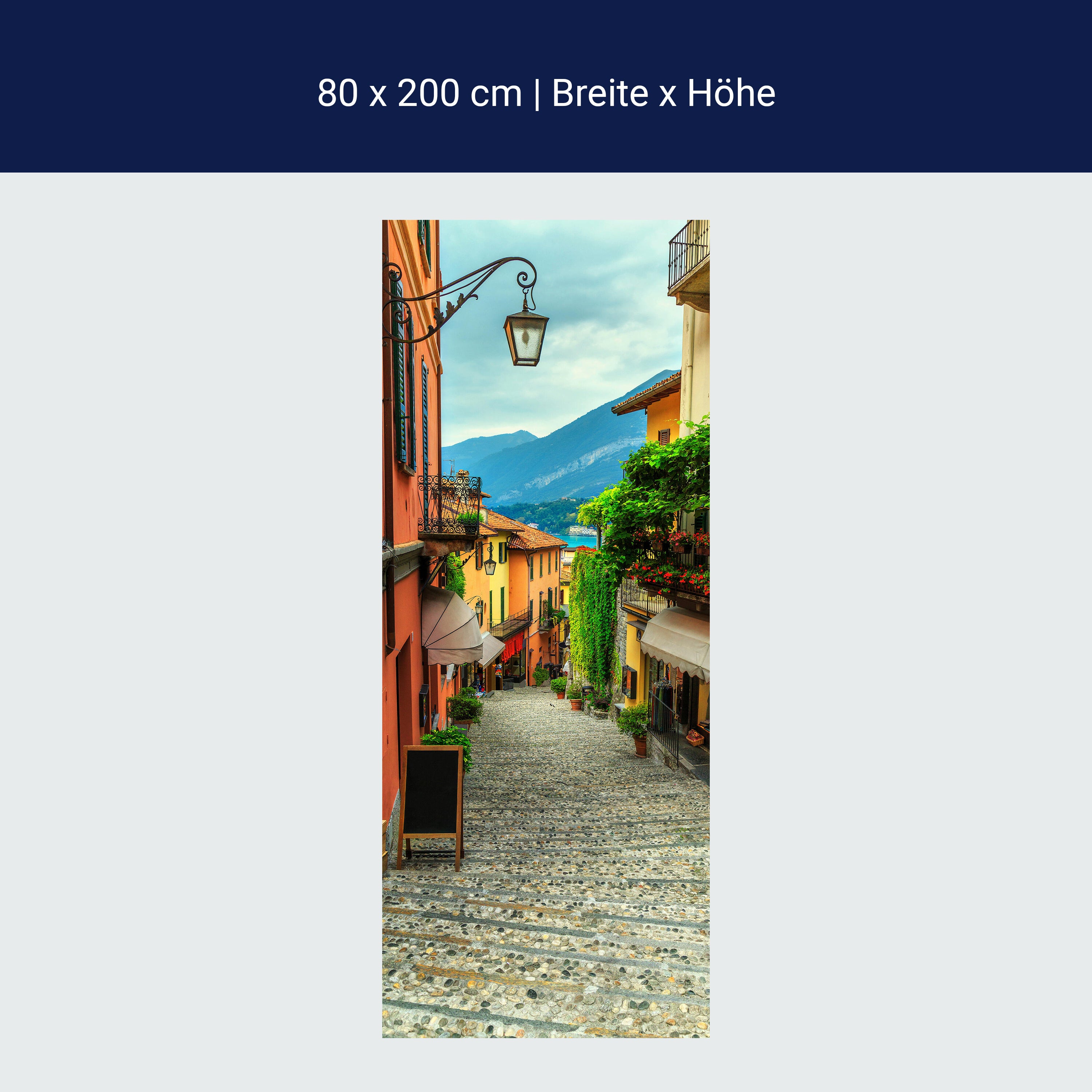 Türtapete Gasse mit Blick auf Berge & See, Italien M1336 Türtapete Gasse mit Blick auf Berge & See, Italien M1336