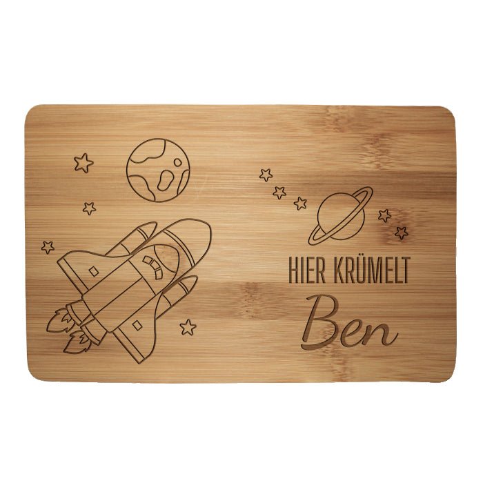 Frühstücksbrettchen Rakete, Sterne, hier krümelt M0834 - Bild 1 Frühstücksbrettchen Rakete, Sterne, hier krümelt M0834 - Bild 1