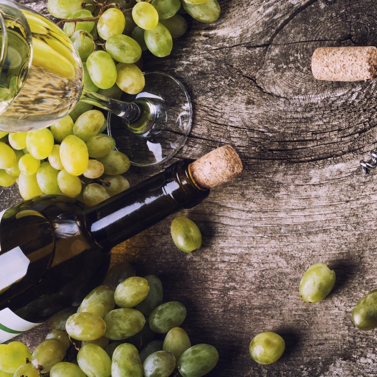 Beistelltisch Flasche Weißwein und Trauben auf einem alten Tisch M0838 entdecken - Bild 2 Beistelltisch Flasche Weißwein und Trauben auf einem alten Tisch M0838 entdecken - Bild 2