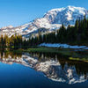 Fototapete Wald mit einem See auf einer Berglandschaft M0880